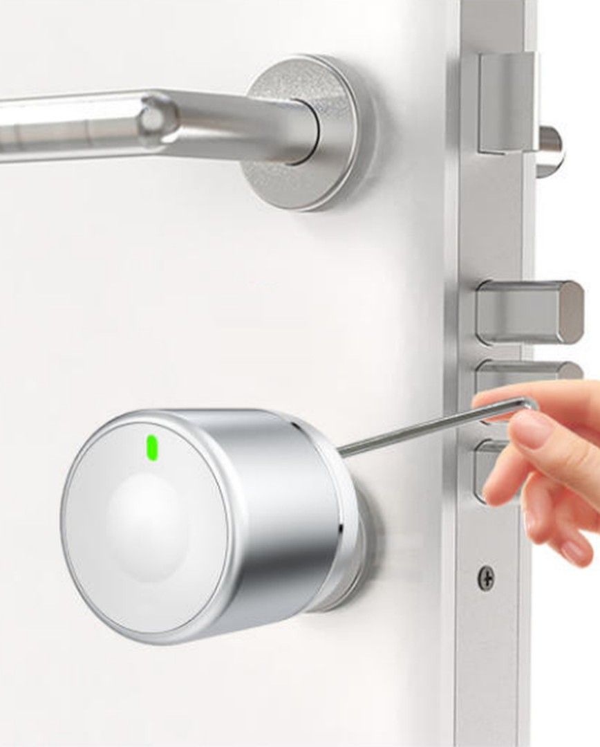 La stessa porta con la serratura Shelock installata